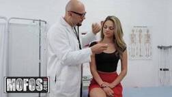 Filme porno sambaporno a novinha foi ao médico e acabou dando no consultório