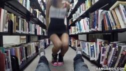 Colocando a namorada pra mamar na biblioteca