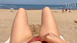 Mulher pelada em praia de nudismo