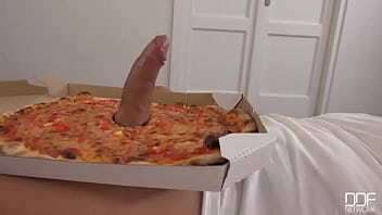 Sexo explicido pizza com pênis deixou a novinha excitada a pronto de mamar pau com gosto de presunto